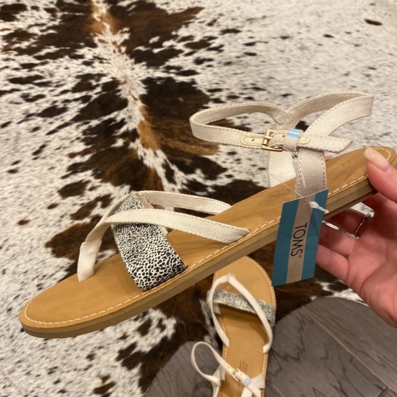 TOMS Lexie Sandal in Natural Shimmer Mini Leopard Print - Picture 4 of 6